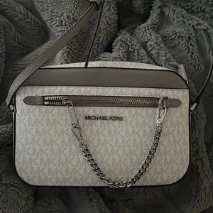 new never used micheal kors crossbody!